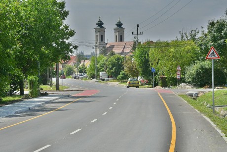 Folyamatosan dolgoznak a Móri út felújításán - a Zámoly és a Kiskút hamarosan elkészül